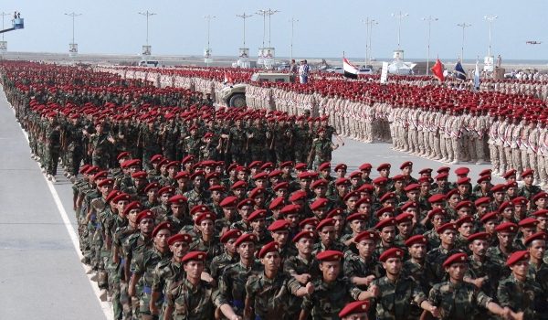 Gambar fail anggota tentera Houthi berarak dalam perarakan ketenteraan di bandar pelabuhan Laut Merah, Hodeida, Yaman/REUTERS