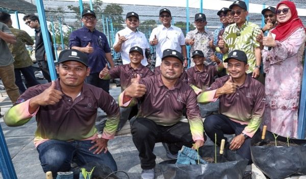 Menteri Pertahanan, Datuk Seri Mohamed Khaled Nordin bergambar bersama selepas melihat demotrasi tanaman Halia KayTi oleh pesara Angkatan Tentera Malaysia (ATM) di Ladang Telok Sengat hari ini.