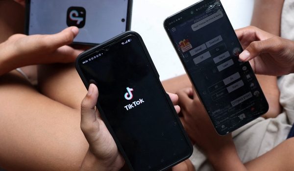 Tiga remaja menggunakan telefon pintar di Depok ketika kerajaan Indonesia melaksanakan sekatan terhadap beberapa platform media sosial/Foto REUTERS