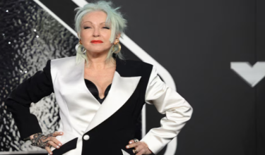 Cyndi Lauper menghadiri Anugerah Muzik Video MTV di Elmont, New York, Amerika Syarikat. / Foto REUTERS