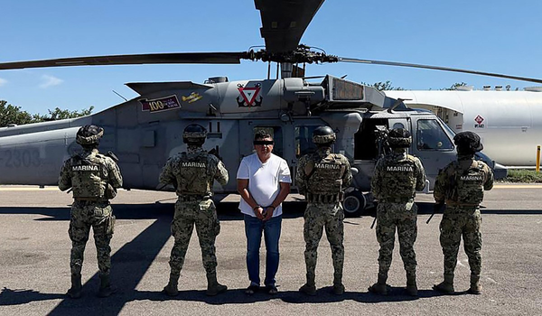 Audias Flores Silva (tiga dari kiri), ditahan pihak berkuasa Mexico pada Isnin/ AFP