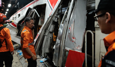 Keadaan di lokasi perlanggaran kereta api di Stesen Bekasi Timur, Jawa Barat/ AFP
