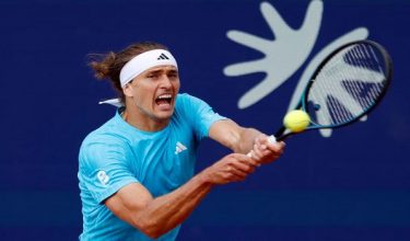 Pemain pilihan kedua Alexander Zverev mencatat kemenangan straight set ke atas Terence Atmane untuk mara ke peringkat keempat Terbuka Madrid. /Foto AFP