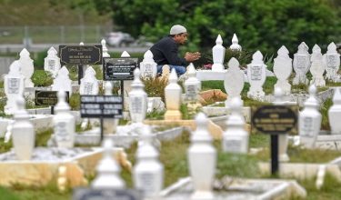 SEREMBAN, 6 Jun -- Seorang lelaki menadah tangan mendoakan kesejahteraan ahli keluarganya yang telah meninggal dunia semasa menziarahi pusara menjelang Aidiladha di Tanah Perkuburan Islam Forest Heights, Senawang, hari ini.

Lazimnya umat Islam akan mengunjungi pusara ahli keluarga di tanah perkuburan menjelang perayaan seperti Aidiladha, Aidilfitri dan Ramadan selain bertujuan membersihkan persekitaran dan mendoakan kesejahteraan ahli keluarga atau sahabat taulan yang telah meninggal dunia.

-- fotoBERNAMA (2025) HAK CIPTA TERPELIHARA