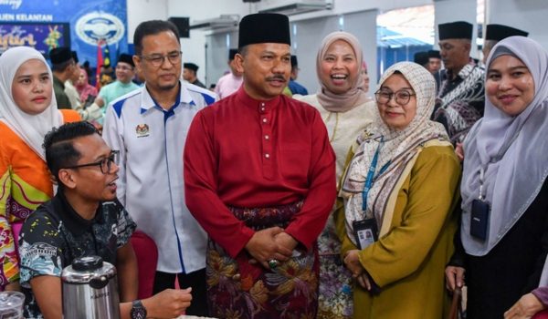 Ketua Polis Kelantan, Datuk Mohd Yusoff Mamat (tengah) beramah mesra bersama pengamal media pada Majlis Sambutan Hari Raya Aidilfitri Kontinjen Kelantan 2025 di IPK Kelantan, hari ini/Foto BERNAMA
