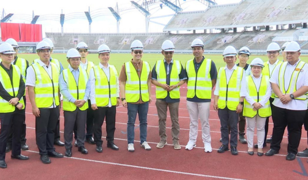 Menteri Belia dan Sukan, Dr. Mohammed Taufiq Johari meninjau projek menaik taraf Stadium Sarawak, yang akan menjadi venue pembukaan rasmi Sukan SEA 2027 / Foto RTM Sarawak