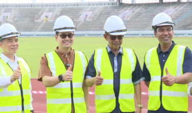 Menteri Belia dan Sukan, Dr. Mohammed Taufiq Johari ketika melihat projek naik taraf Stadium Sarawak/ Foto RTM Sarawak