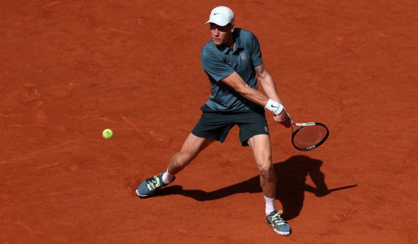 Aksi Jannik Sinner ketika berdepan Cameron Norrie perlawanan perseorangan kejohanan tenis Terbuka Madrid ATP Tour 2026 di Caja Magica, Madrid / Foto AFP
