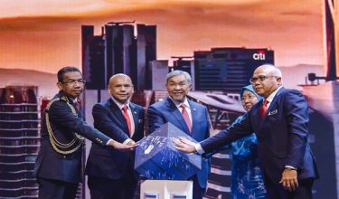 CYBERJAYA, 28 April -- Timbalan Perdana Menteri Datuk Seri Dr Ahmad Zahid Hamidi (tengah) menyempurnakan Sambutan Hari Penguat Kuasa KPDN Ke-54 dan Pelancaran Dasar Pengguna Negara 2.0 di Cyber Event Hall hari ini.

Turut sama Menteri Perdagangan Dalam Negeri dan Kos Sara Hidup (KPDN) Datuk Armizan Mohd Ali (dua,kiri) dan Ketua Pengarah Penguat Kuasa Kementerian Perdagangan Dalam Negeri dan Kos Sara Hidup Datuk Azman Adam (kiri).

--fotoBERNAMA (2026) HAK CIPTA TERPELIHARA