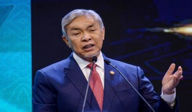 CYBERJAYA, 28 April -- Timbalan Perdana Menteri Datuk Seri Dr Ahmad Zahid Hamidi berucap pada Sambutan Hari Penguat Kuasa KPDN Ke-54 dan Pelancaran Dasar Pengguna Negara 2.0 di Cyber Event Hall hari ini.

--fotoBERNAMA (2026) HAK CIPTA TERPELIHARA