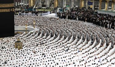 Waktu antara azan dan iqamah untuk semua solat juga diarahkan tidak melebihi 5 hingga 10 minit / Foto fail Bernama