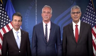 Robert F. Kennedy Jr (tengah)/ REUTERS