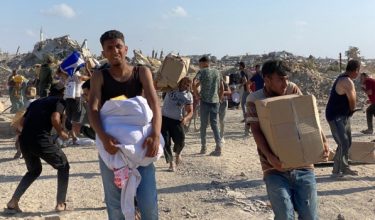 Penduduk di barat Rafah membawa bekalan bantuan makanan dan ubat-ubatan/ AFP