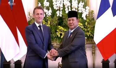 Emmanuel Macron dan Prabowo Subianto (kanan) di Istana Presiden Jakarta/ REUTERS
