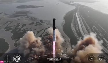 Roket futuristik Starship milik SpaceX, berjaya dilancarkan dari tapak pelancaran syarikat itu di Pantai Teluk Texas/ REUTERS