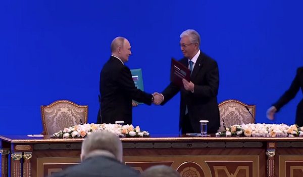 Vladimir Putin (kiri) dan Kassym-Jomart Tokayev/ REUTERS
