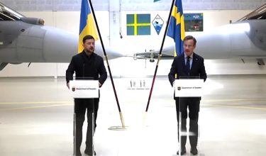 Volodymyr Zelenskiy (kiri) dan Ulf Kristersson/ REUTERS