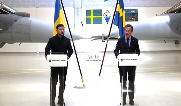 Volodymyr Zelenskiy (kiri) dan Ulf Kristersson/ REUTERS