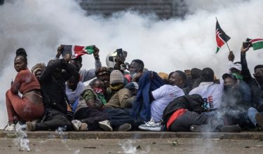 Penunjuk perasaan cuba berlindung dalam keadaan asap gas pemedih mata dilepaskan ketika protes di pusat bandar Nairobi pada 25 Jun lalu/Foto AFP