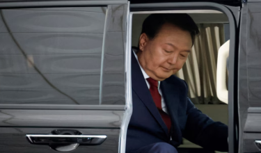 Bekas Presiden Korea Selatan, Yoon Suk Yeol hadir memasuki bangunan pendakwa raya / Foto REUTERS