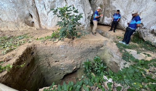 Ahli Dewan Undangan Negeri (ADUN) Nenggiri, Mohd Azmawi Fikri Abdul Ghani bersama  kakitangan TNB meninjau lokasi penemuan rangka Mek Keledung di Pos Pulat