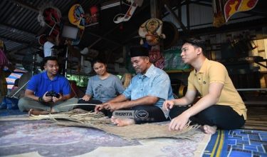 Babak dalam drama ini menggabungkan pelakon lama dan baharu/RTM