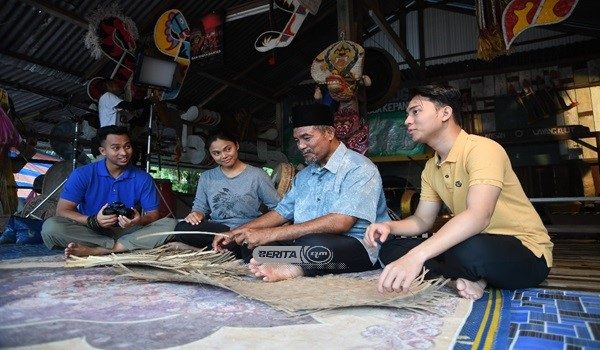Babak dalam drama ini menggabungkan pelakon lama dan baharu/RTM