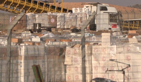 Sebuah lori membawa bantuan kemanusiaan dilihat di lintasan Kerem Shalom antara selatan Israel dan Semenanjung Gaza semalam/Foto AFP