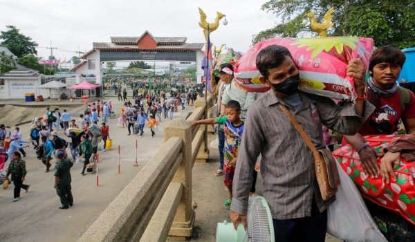 Pekerja migran Kemboja membawa barangan peribadi ketika pulang dari Thailand melalui Pintu Masuk Antarabangsa Doung di wilayah Battambang susulan konflik sempadan yang berlarutan pada hari kelima/Foto AFP