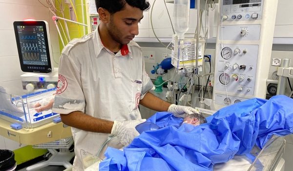 Seorang bayi pra-matang berjaya diselamatkan selepas ibunya terbunuh dalam serangan Israel malam tadi/Foto AFP