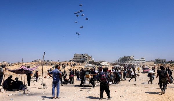 Pesawat Jordan dan UAE menjatuhkan 25 tan bantuan makanan kepada penduduk Gaza pada Ahad - AFP