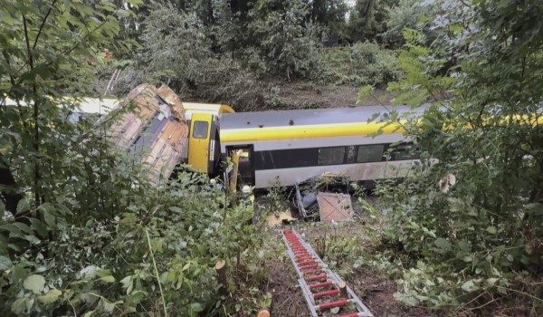 Dua gerabak tergelincir dari landasan mengakibatkan tiga maut - Foto AFP