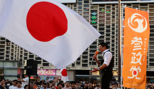 Ketua parti Sanseito, Sohei Kamiya, menyampaikan ucapan semasa perhimpunan parti itu di Tokyo/Foto REUTERS
