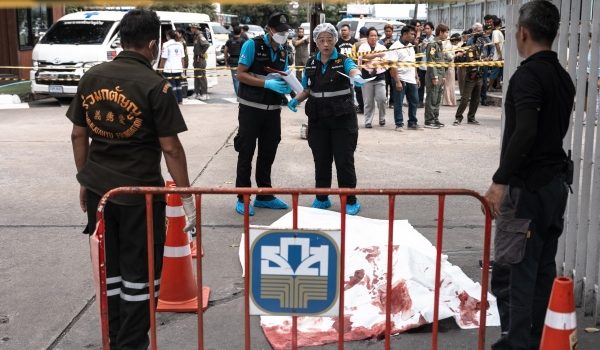 Anggota penyelamat dan polis memeriksa lokasi kejadian selepas insiden tembakan di pusat beli-belah Or Tor Kor di Bangkok hari ini yang meragut lima nyawa/Foto AFP