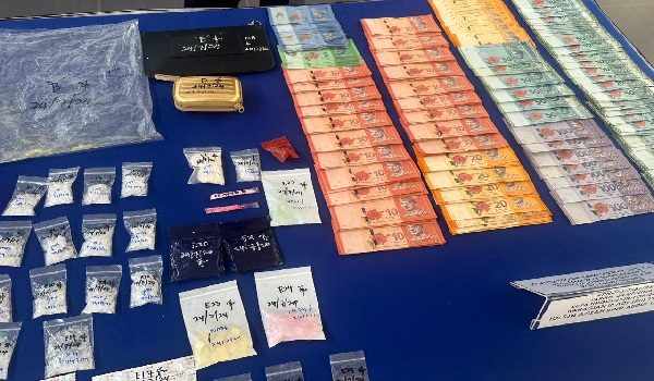 Dadah dan wang tunai antara yang dirampas dalam serbuan di sebuah rumah usang di Sungai Papan