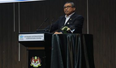 PUTRAJAYA, 28 Sept - Ketua Setiausaha Negara Tan Sri Dr Shamsul Azri Abu Bakar menyampaikan ucapan pada Majlis Penutup Simposium Enterprise Architecture (EA) dan Peluncuran Rancangan Pendigitalan Sektor Awam (RPSA) 2026-2030 di Pusat Konvensyen Antarabangsa Putrajaya (PICC) hari ini. - fotoBERNAMA (2026) HAK CIPTA TERPELIHARA