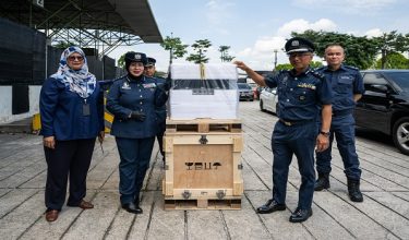Pengarah Jabatan Kastam Lapangan Terbang Antarabangsa Kuala Lumpur (LTAKL), Aspalila AG Tuah (dua dari kiri), dan Ketua Sekretariat Strategik Kementerian Pelaburan, Perdagangan dan Industri (MITI), Masyitah Ismail (kiri), bergambar bersama anggota Jabatan Kastam Diraja Malaysia di sisi pelayan komputer yang dilengkapi cip kecerdasan buatan (AI) yang dirampas di zon perdagangan bebas Lapangan Terbang Antarabangsa Kuala Lumpur, selepas sidang media di Sepang pada 28 Oktober 2026.