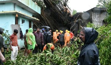 SAR berkumpul berhampiran rumah yang rosak susulan Siklon Arnab melanda /Foto AFP