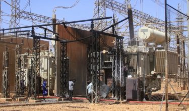 Wartawan merakam kerosakan di stesen janakuasa Al-Markhiyat, utara Omdurman / Foto AFP