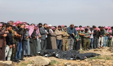 Penduduk menunaikan solat jenazah ke atas mangsa yang terkorban dalam serangan udara tentera Jordan di kampung Al-Taf, wilayah Al-Lajat, timur laut Daraa, Syria, pada 27 Oktober 2026 / Foto AFP