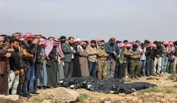 Penduduk menunaikan solat jenazah ke atas mangsa yang terkorban dalam serangan udara tentera Jordan di kampung Al-Taf, wilayah Al-Lajat, timur laut Daraa, Syria, pada 27 Oktober 2026 / Foto AFP