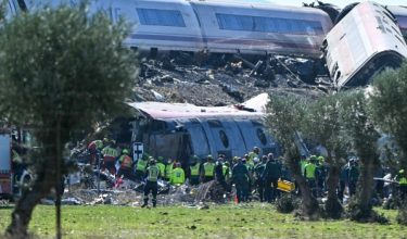 Pasukan kecemasan menjalankan operasi di lokasi perlanggaran kereta api berkelajuan tinggi / Foto AFP