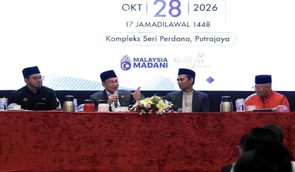 PUTRAJAYA, 28 Okt -- Perdana Menteri Datuk Seri Anwar Ibrahim (dua,kiri) ketika berucap pada Majlis Ilmu MADANI Bersama Perdana Menteri di Kompleks Seri Perdana, hari ini.

Turut kelihatan, Menteri Di Jabatan Perdana Menteri (Hal Ehwal Agama) Dr Zulkifli Hasan (kiri), Penceramah Nusantara Ustaz Abdul Somad Batubara (dua,kanan) serta Pengasas dan Pengarah Urusan The Weststar Group Tan Sri Dr. Syed Azman Syed Ibrahim (kanan).

--fotoBERNAMA (2026) HAK CIPTA TERPELIHARA