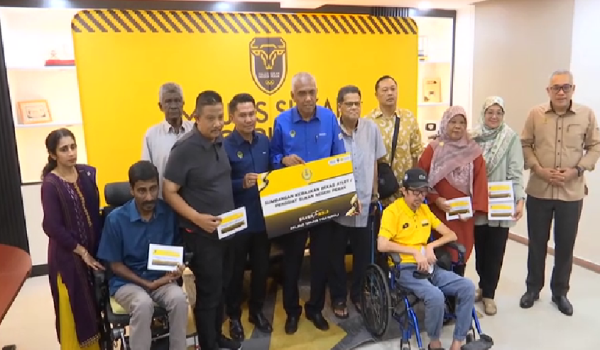 Exco Pendidikan, Pengajian Tinggi, Belia dan Sukan Perak, Khairudin Abu Hanipah (tengah) ketika menyampaikan sumbangan kepada bekas atlet dan penggiat sukan negeri tersebut/RTM