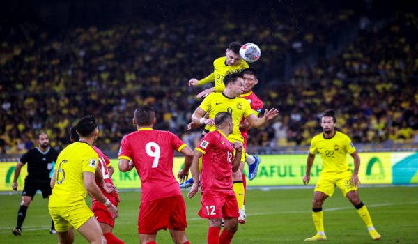 Aksi Harimau Malaya ketika berdepan Kyrgyzstan November tahun lalu/Foto BERNAMA