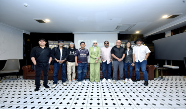 Penganjur, Datin Seri Ismariza Che Umar dan Mubarak Akhtar bersama artis-artis yang akan membuat persembahan pada 'Rock Legends Live At Saloma KL'