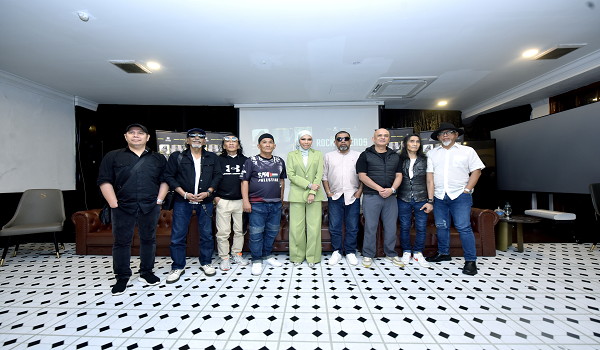 Penganjur, Datin Seri Ismariza Che Umar dan Mubarak Akhtar bersama artis-artis yang akan membuat persembahan pada 'Rock Legends Live At Saloma KL'