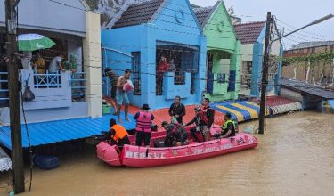 Anggota pasukan penyelamat mengagihkan bekalan kepada penduduk yang terperangkap di kawasan banjir di Hat Yai susulan hujan lebat yang melanda 10 wilayah selatan Thailand/REUTERS