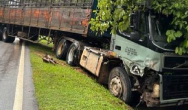 Pemandu treler mempunyai 16 saman trafik atas pelbagai kesalahan. /Foto FB Polis Daerah Rompin