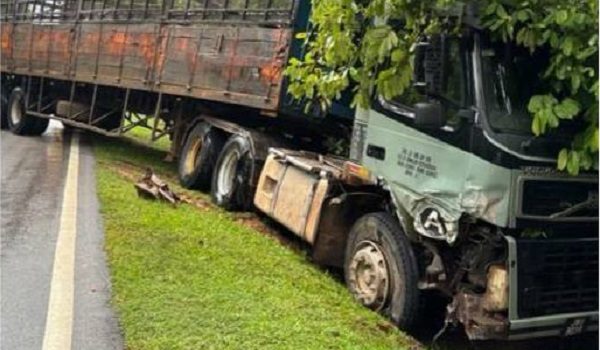 Pemandu treler mempunyai 16 saman trafik atas pelbagai kesalahan. /Foto FB Polis Daerah Rompin